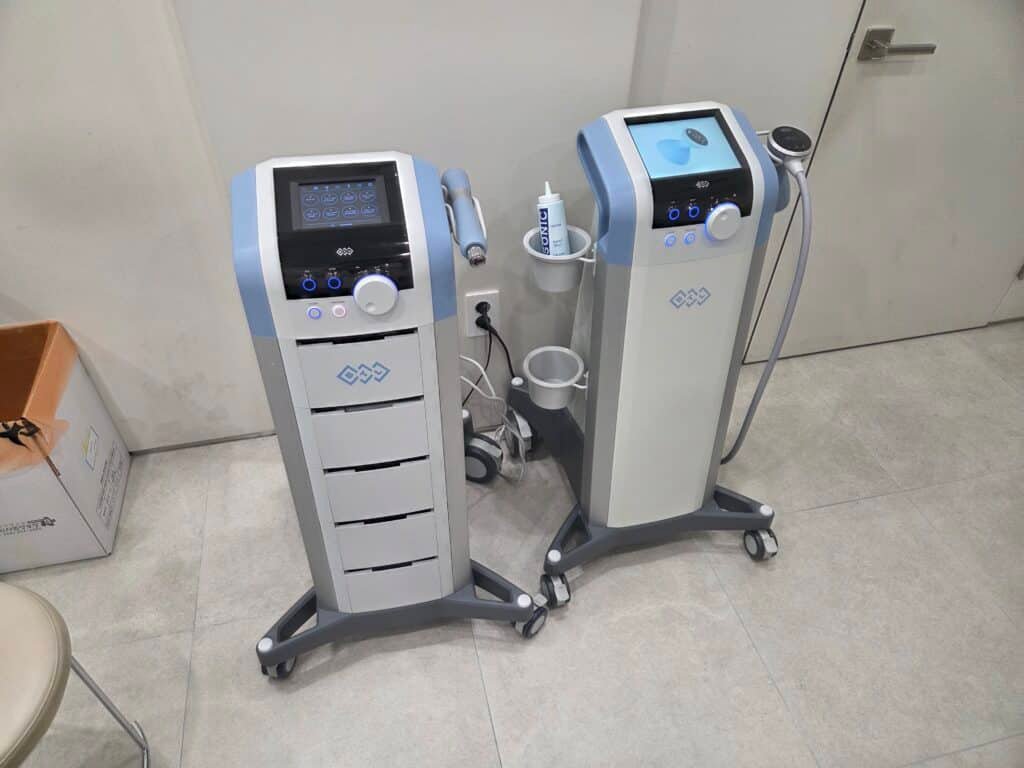 삼덕정형외과 체외충격파 사진 - 무릎 관절염 치료에 사용되는 체외충격파의 예시